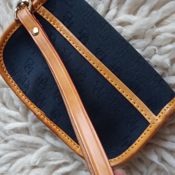Dooney and Bourke wristlet - Picture 5 of 14